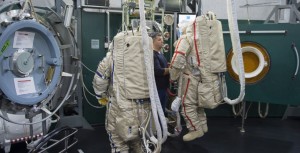 Космонавты готовы к работе в скафандрах «Орлан-МКС»